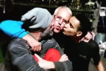 O beijo fraterno entre Rubem, Girvany e Vinícius. (Acervo pessoal/ Girvany de Moraes)