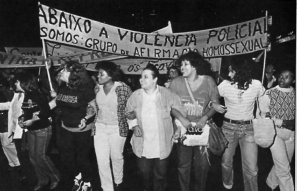 Manifestação de mulheres lésbicas no levante do Ferro’s bar em 83